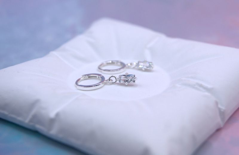 Mini Silver Drop Huggie Øredobber