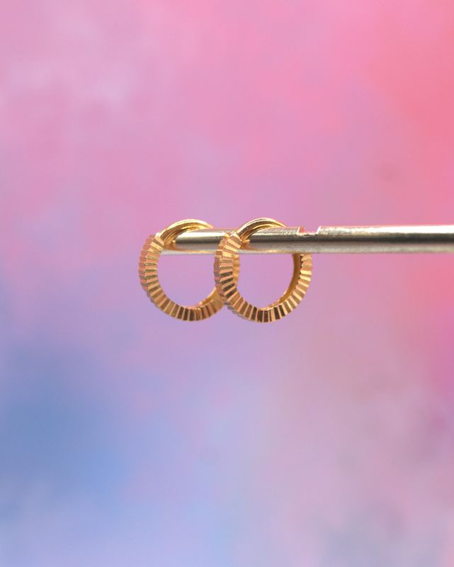 Diamond Cut Huggie Øredobber