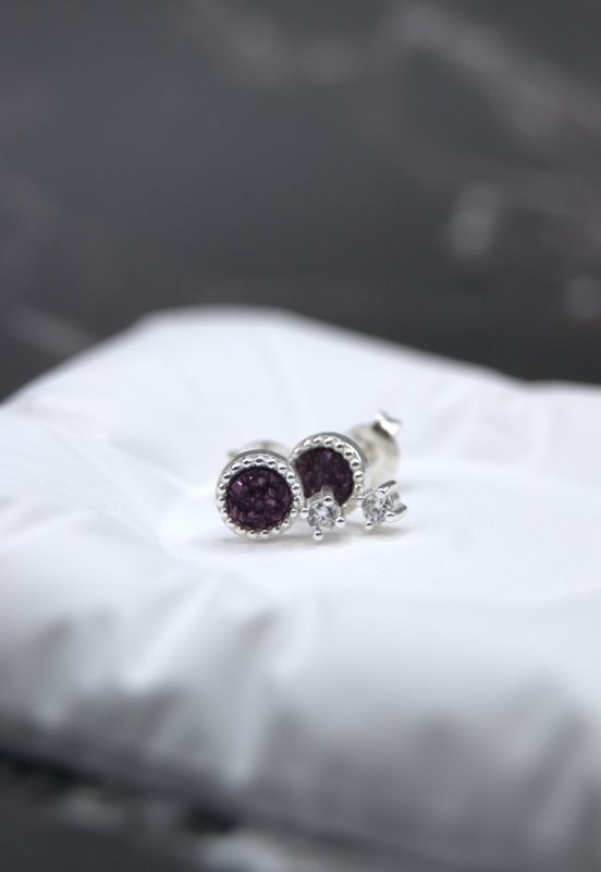Lilla halvedelstein studs